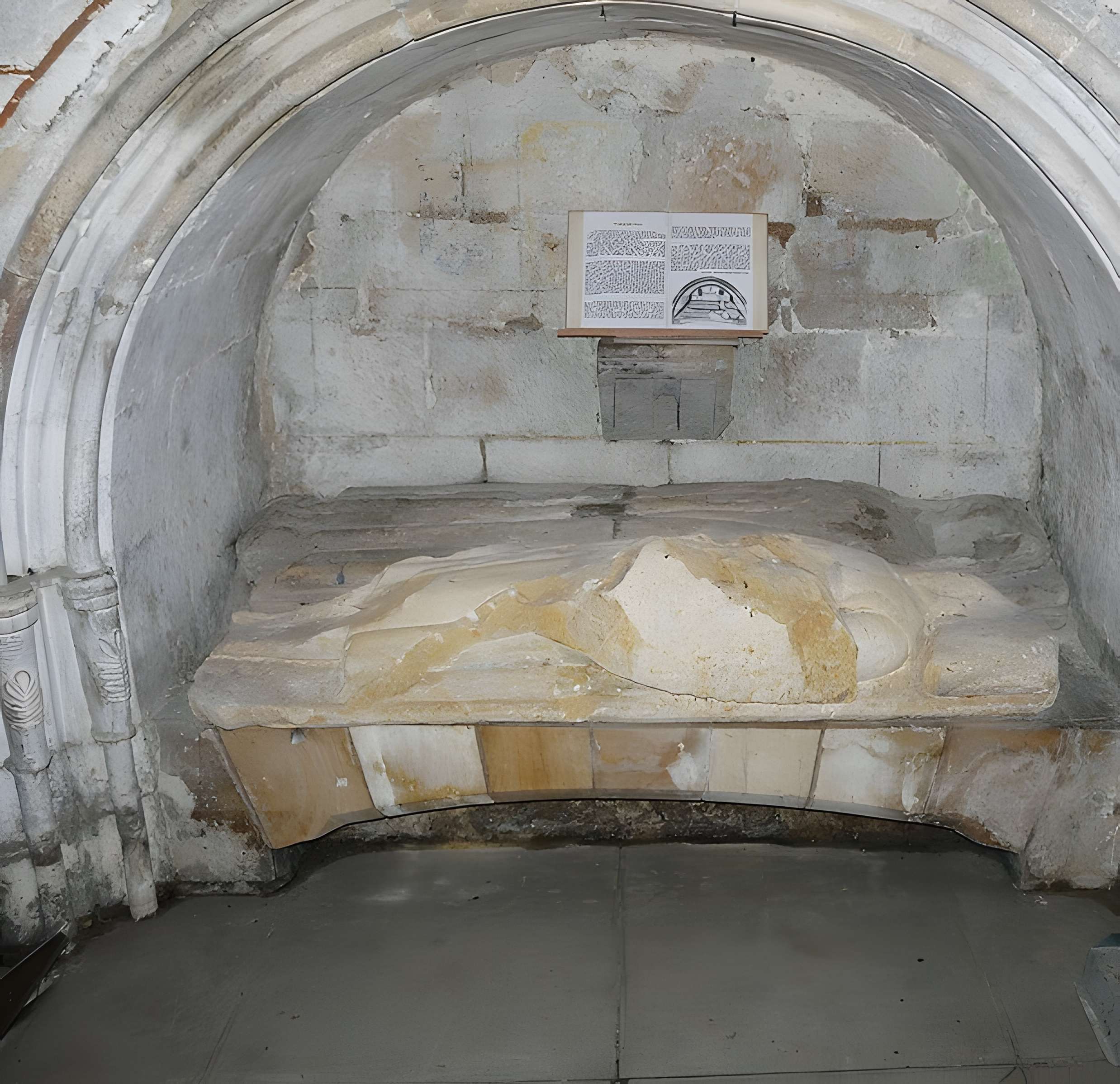 Église Saint-Étienne de Javerlhac-et-la-Chapelle-Saint-Robert