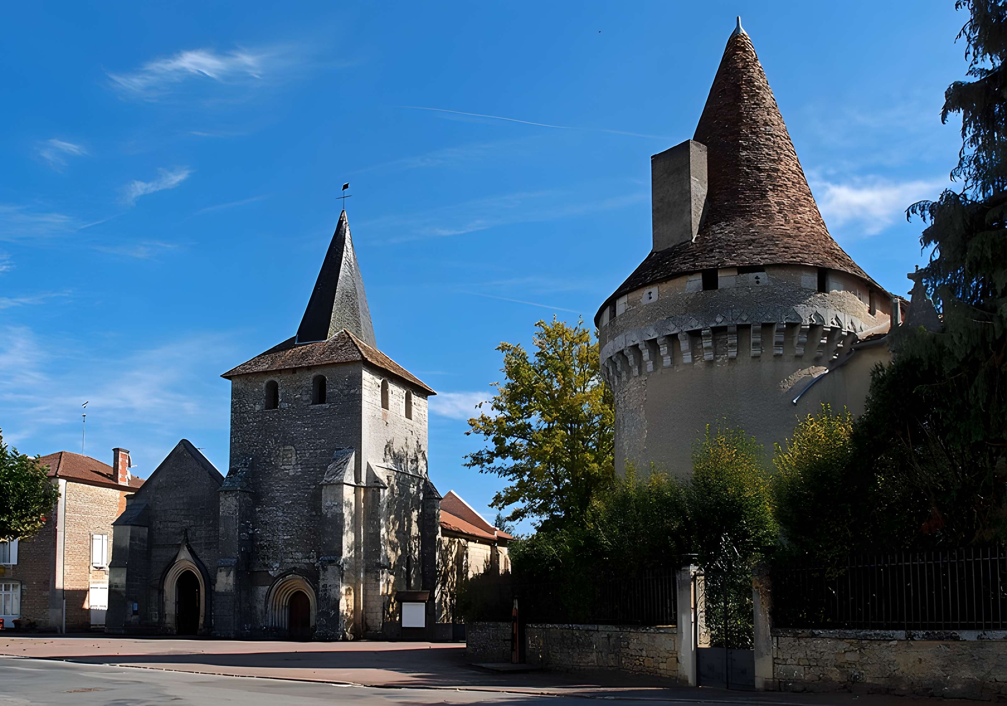 Église Saint-Étienne de Javerlhac-et-la-Chapelle-Saint-Robert