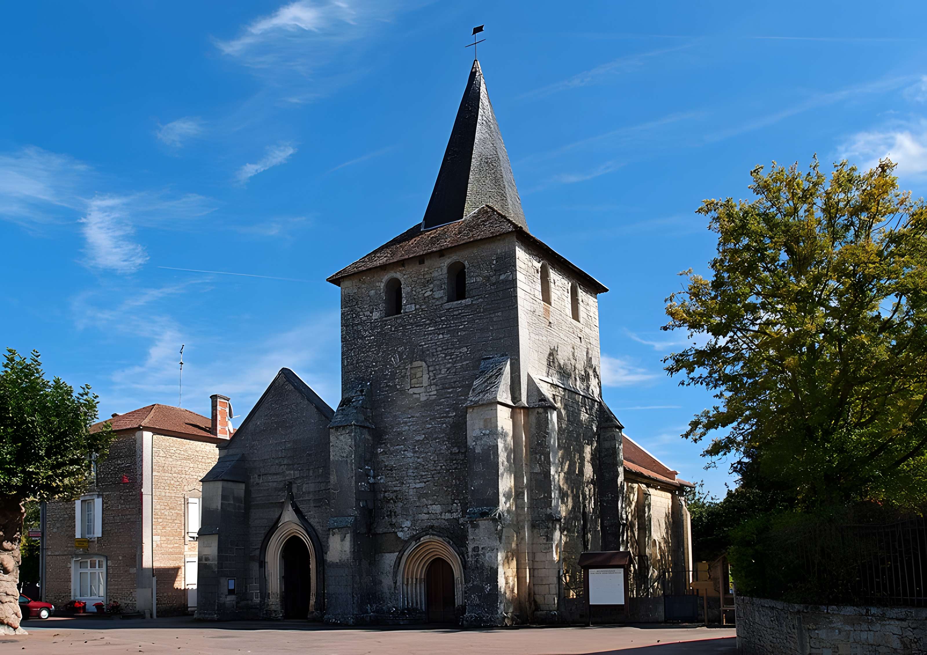 Église Saint-Étienne de Javerlhac-et-la-Chapelle-Saint-Robert
