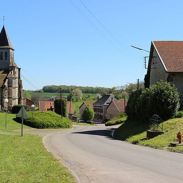 Eglise et cimetière lentourant