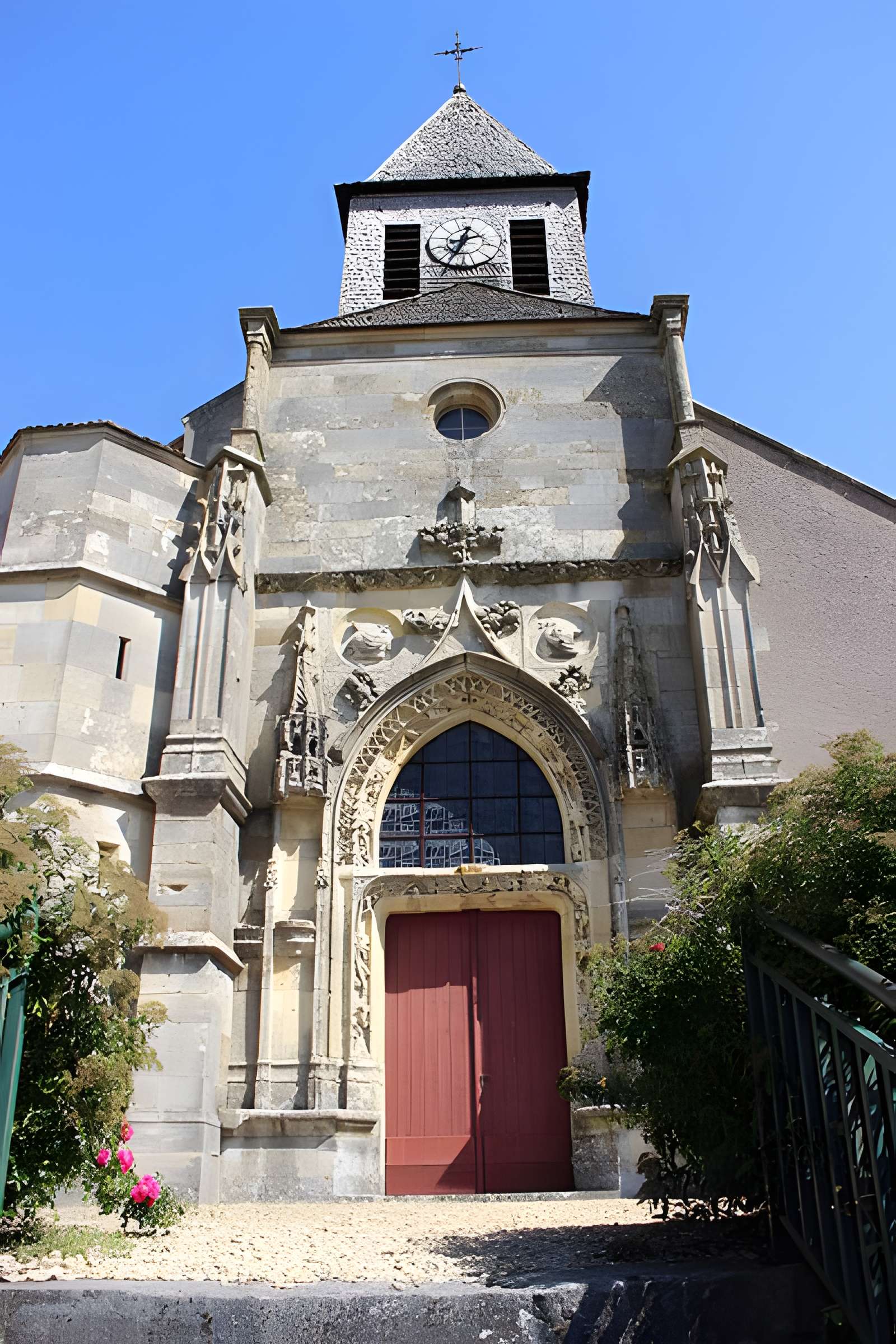 Eglise et cimetière l'entourant