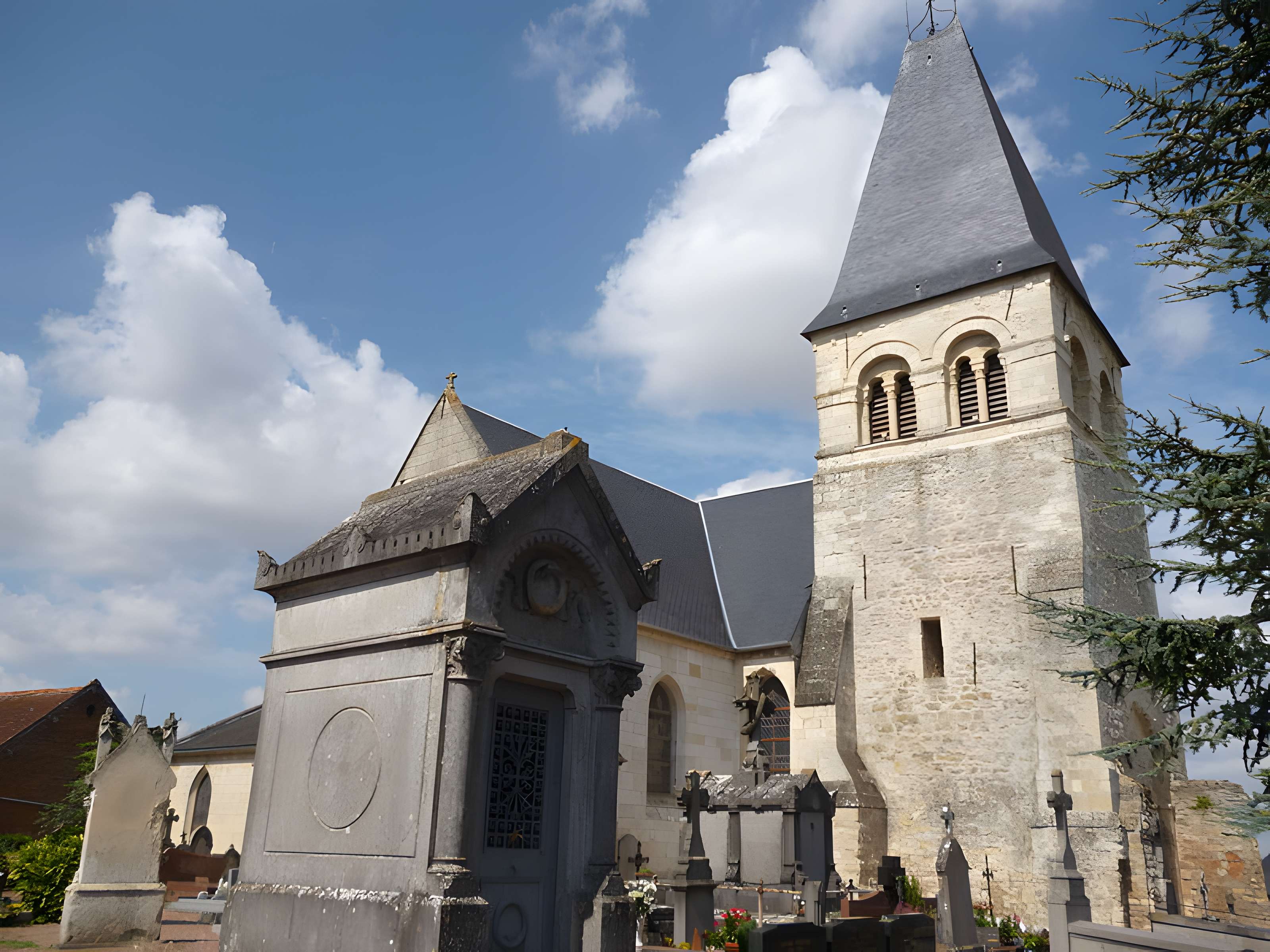 Eglise et cimetière qui l'entoure