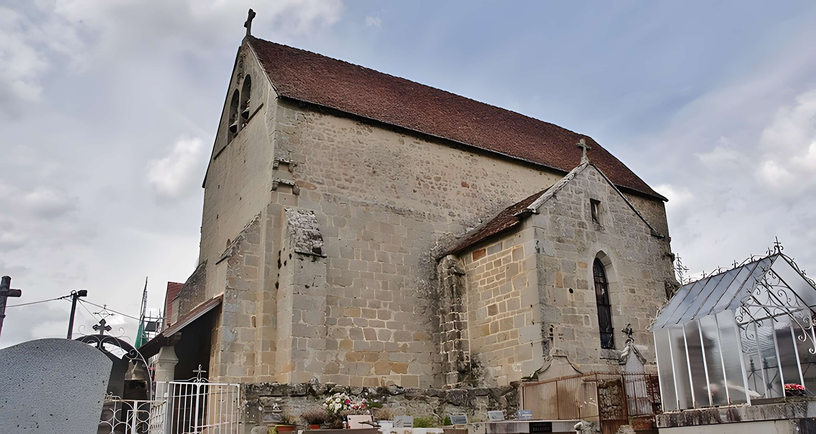 Ensemble formé par l'église et le bâtiment de l'ancien prieuré