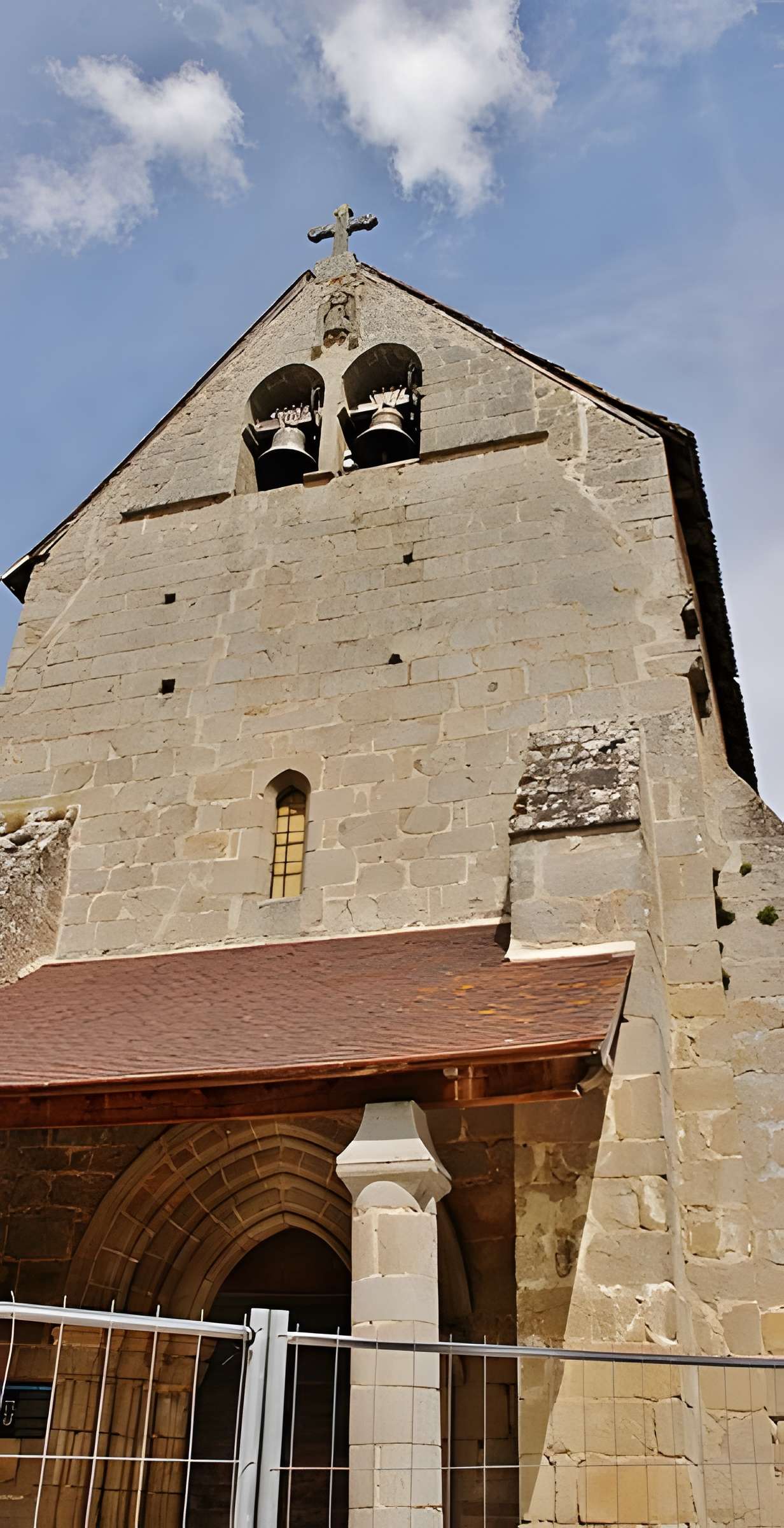 Ensemble formé par l'église et le bâtiment de l'ancien prieuré