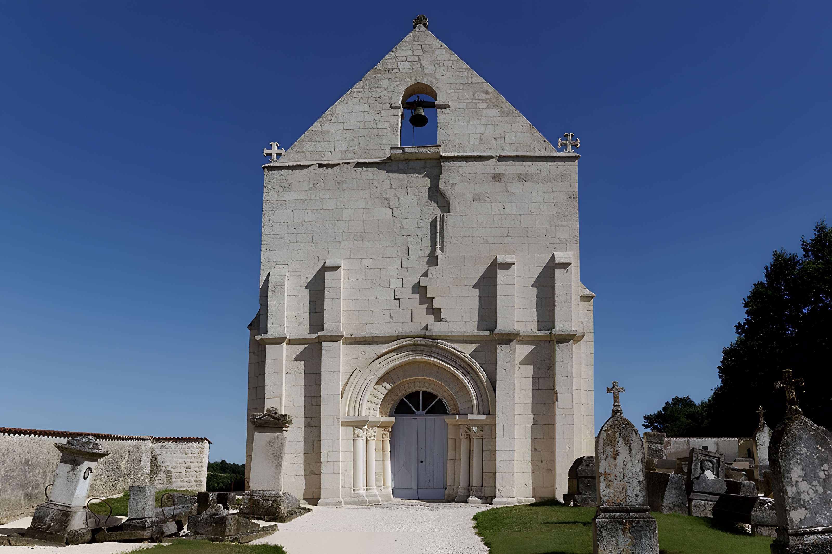 Église Saint-Hilaire de la Frédière et croix