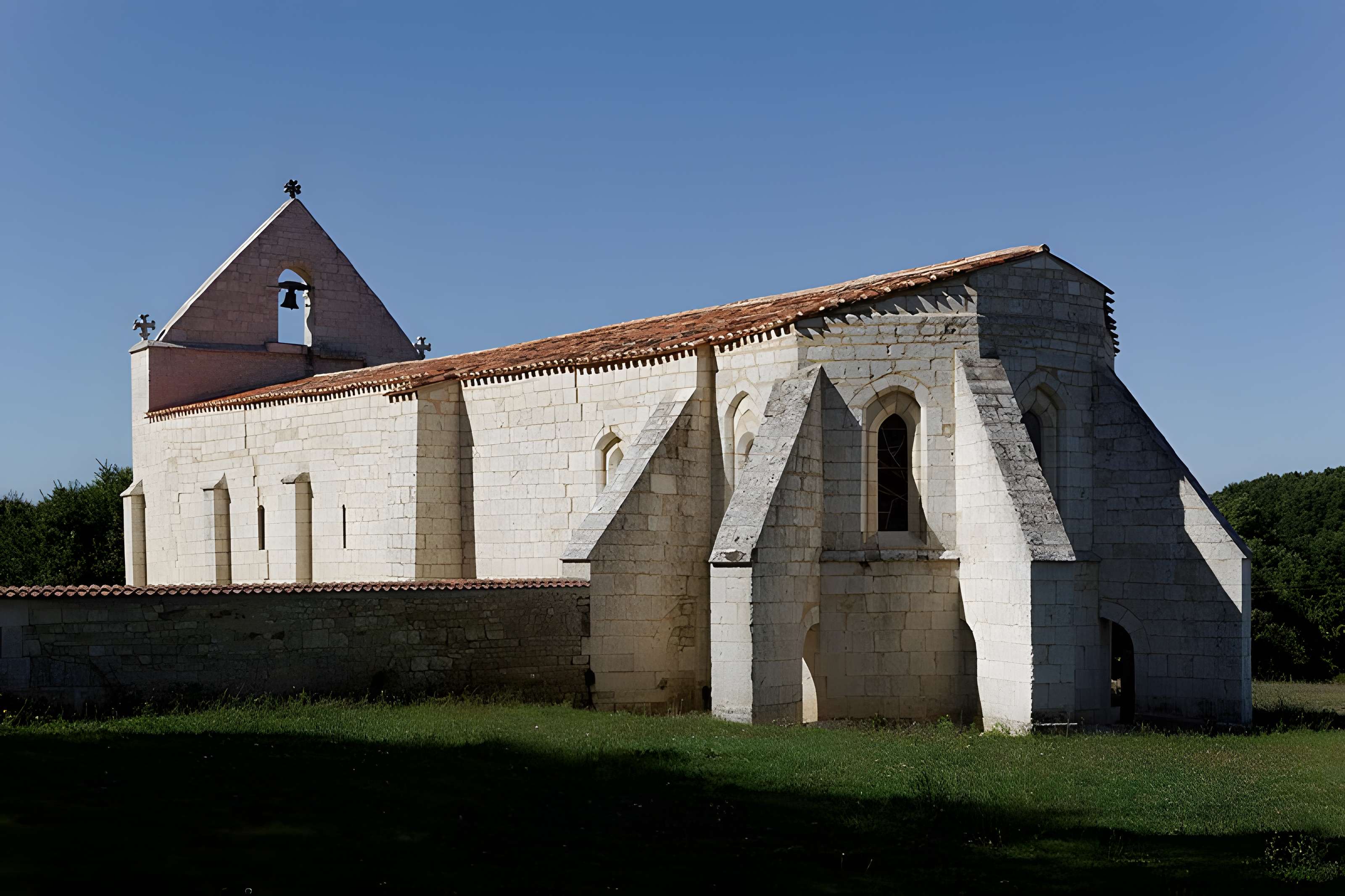 Église Saint-Hilaire de la Frédière et croix