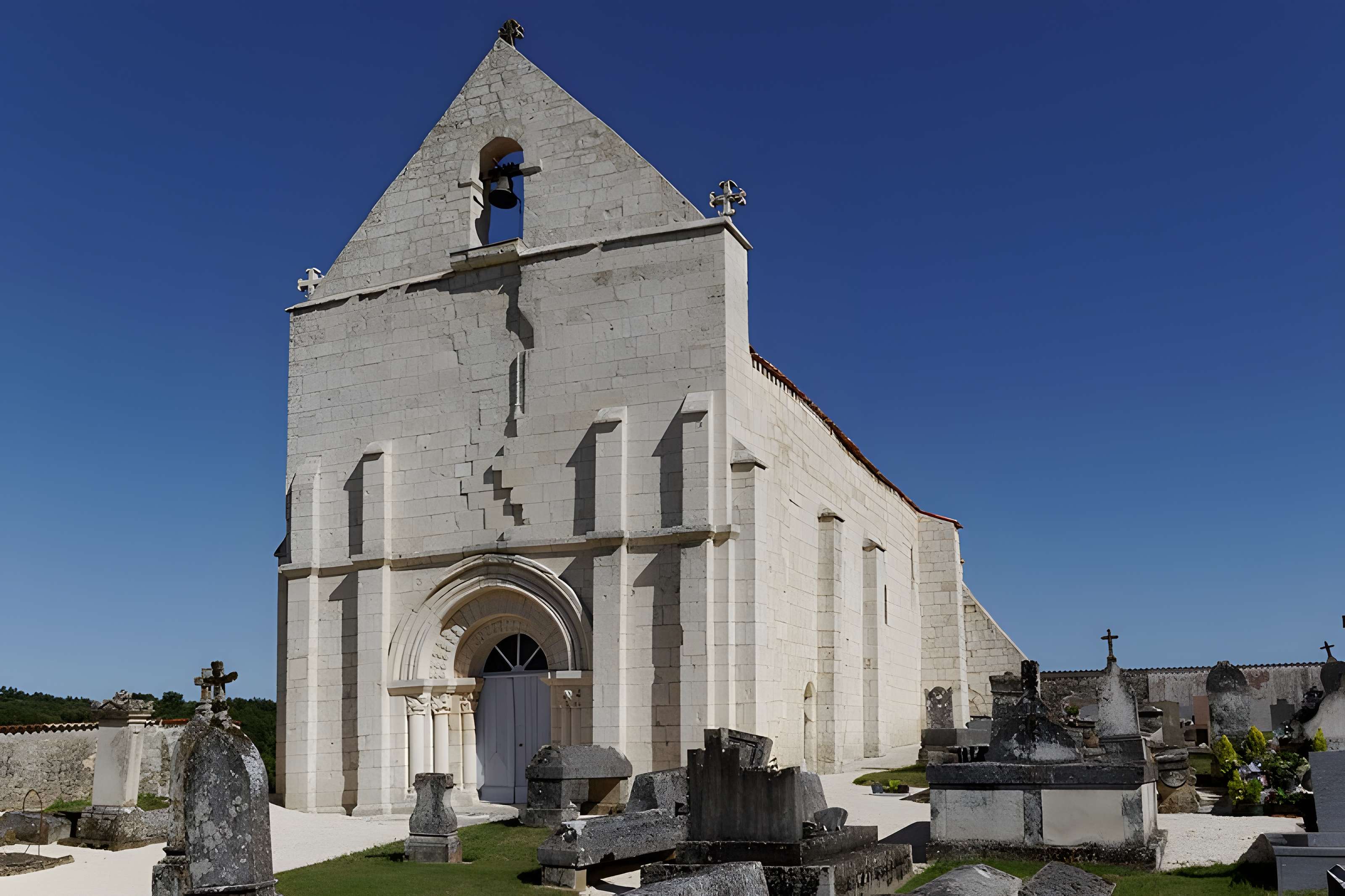 Église Saint-Hilaire de la Frédière et croix