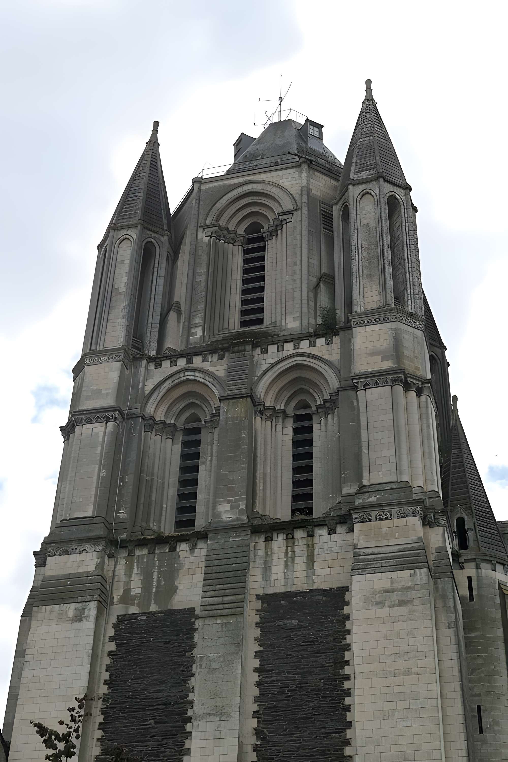 Ancienne abbaye Saint-Aubin, actuelle préfecture