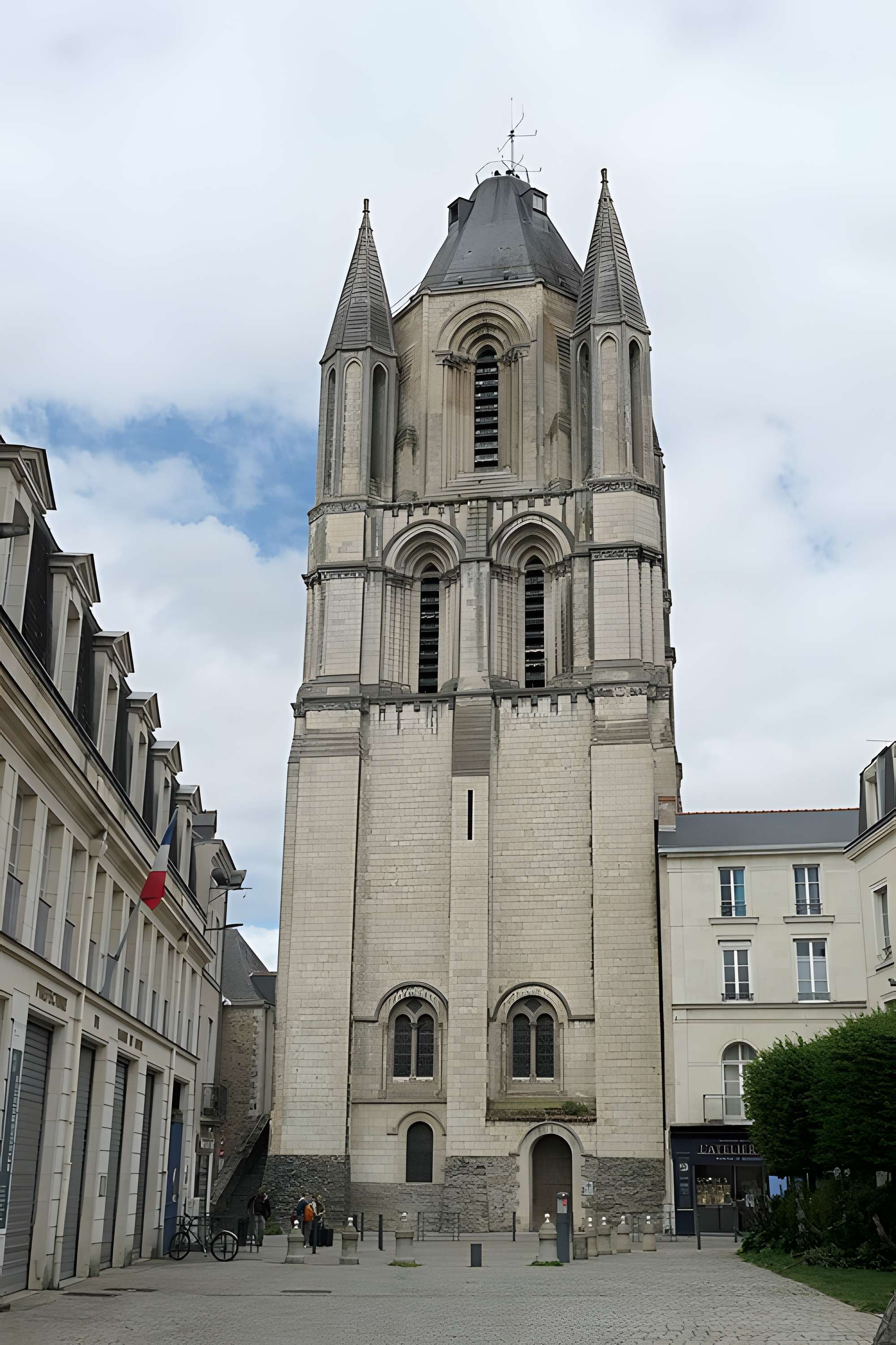 Ancienne abbaye Saint-Aubin, actuelle préfecture