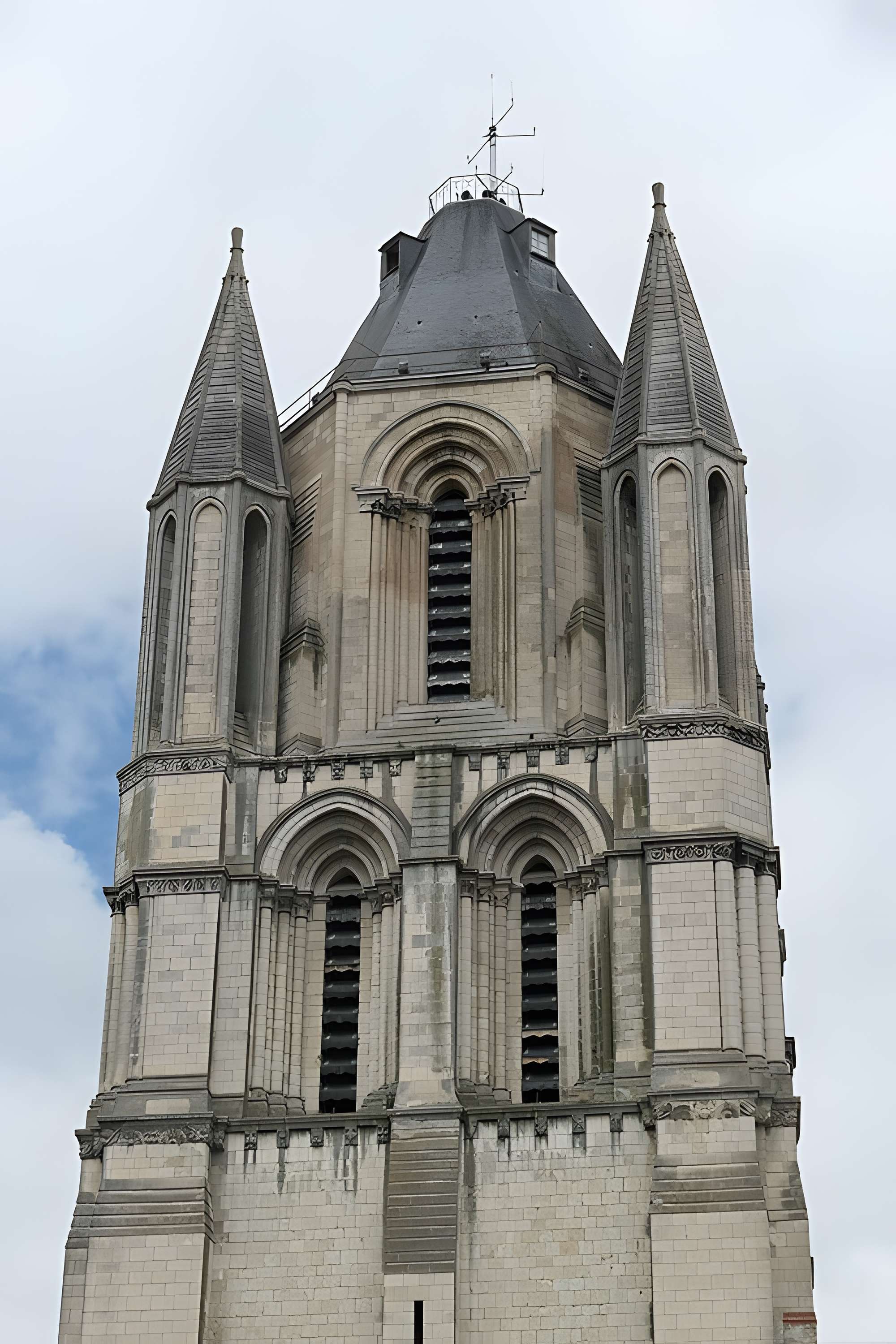 Ancienne abbaye Saint-Aubin, actuelle préfecture