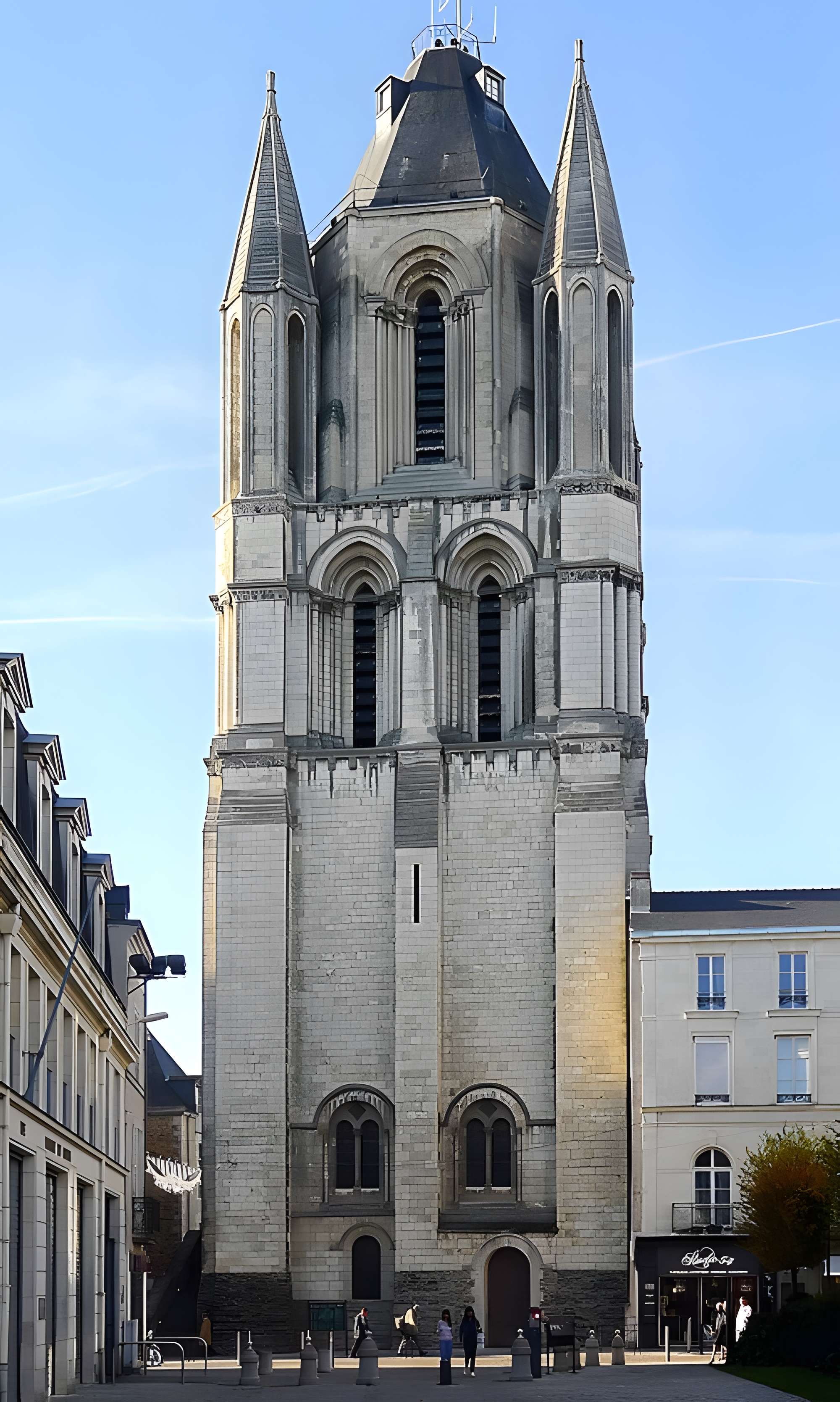 Ancienne abbaye Saint-Aubin, actuelle préfecture