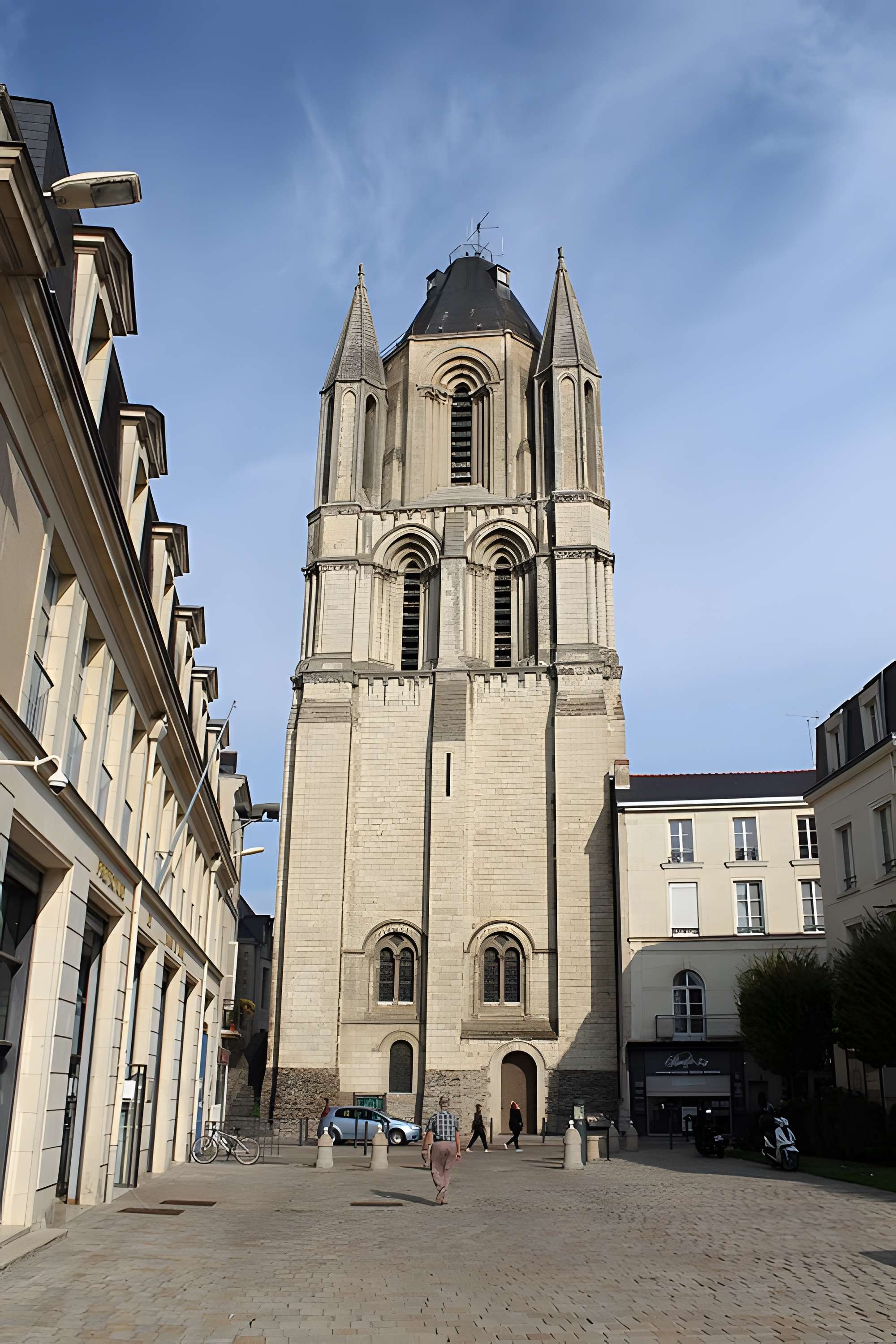 Ancienne abbaye Saint-Aubin, actuelle préfecture