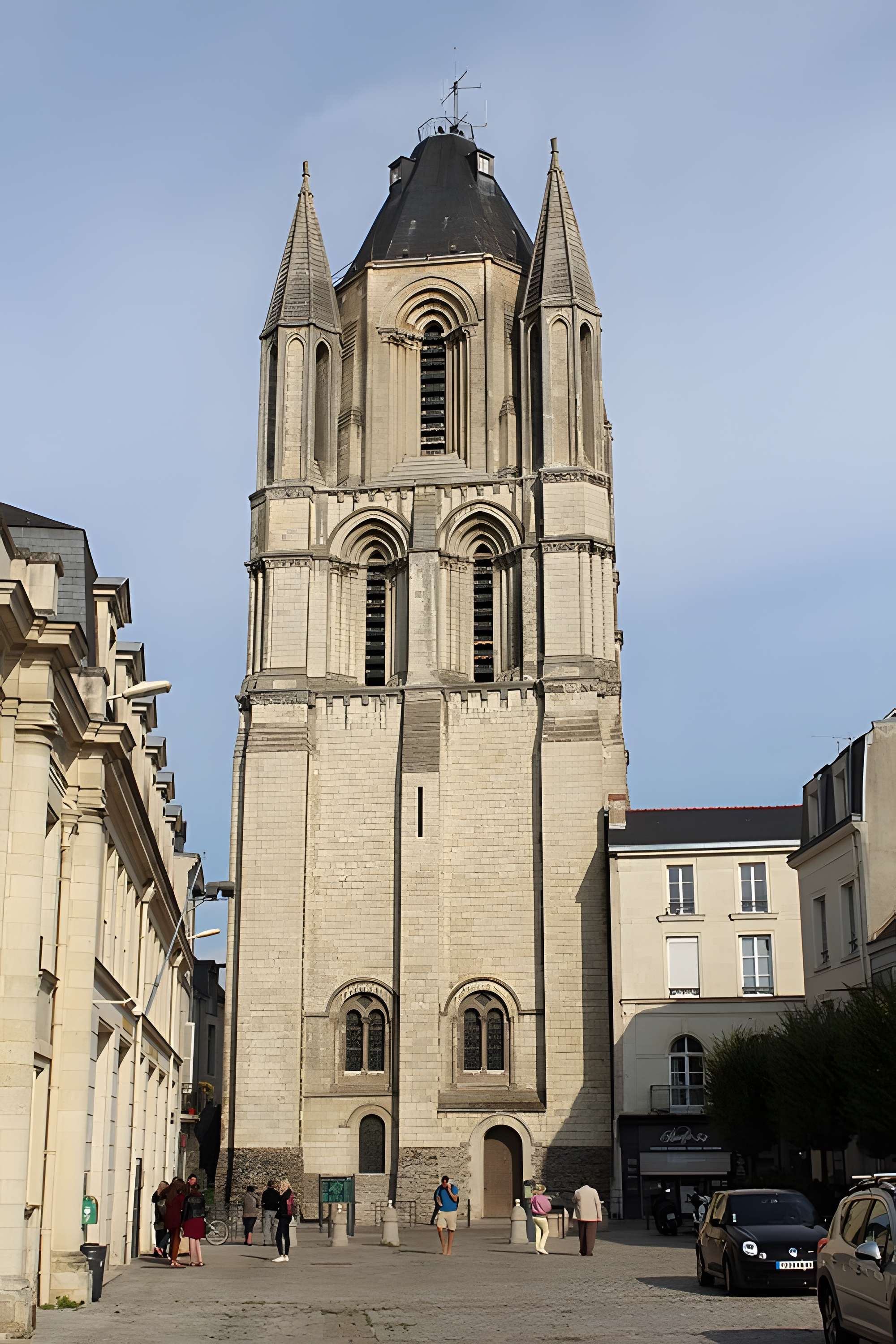 Ancienne abbaye Saint-Aubin, actuelle préfecture