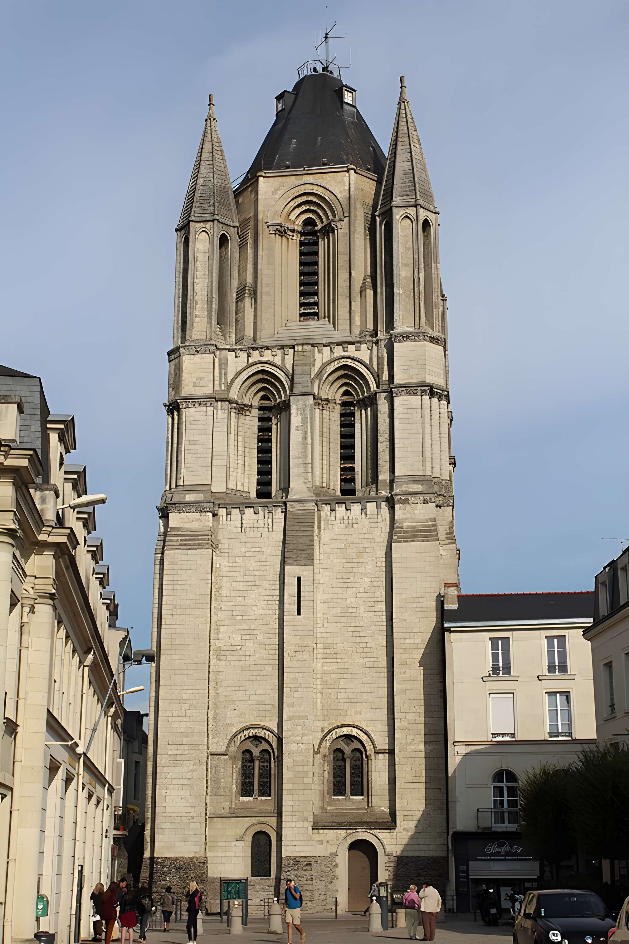 Ancienne abbaye Saint-Aubin, actuelle préfecture
