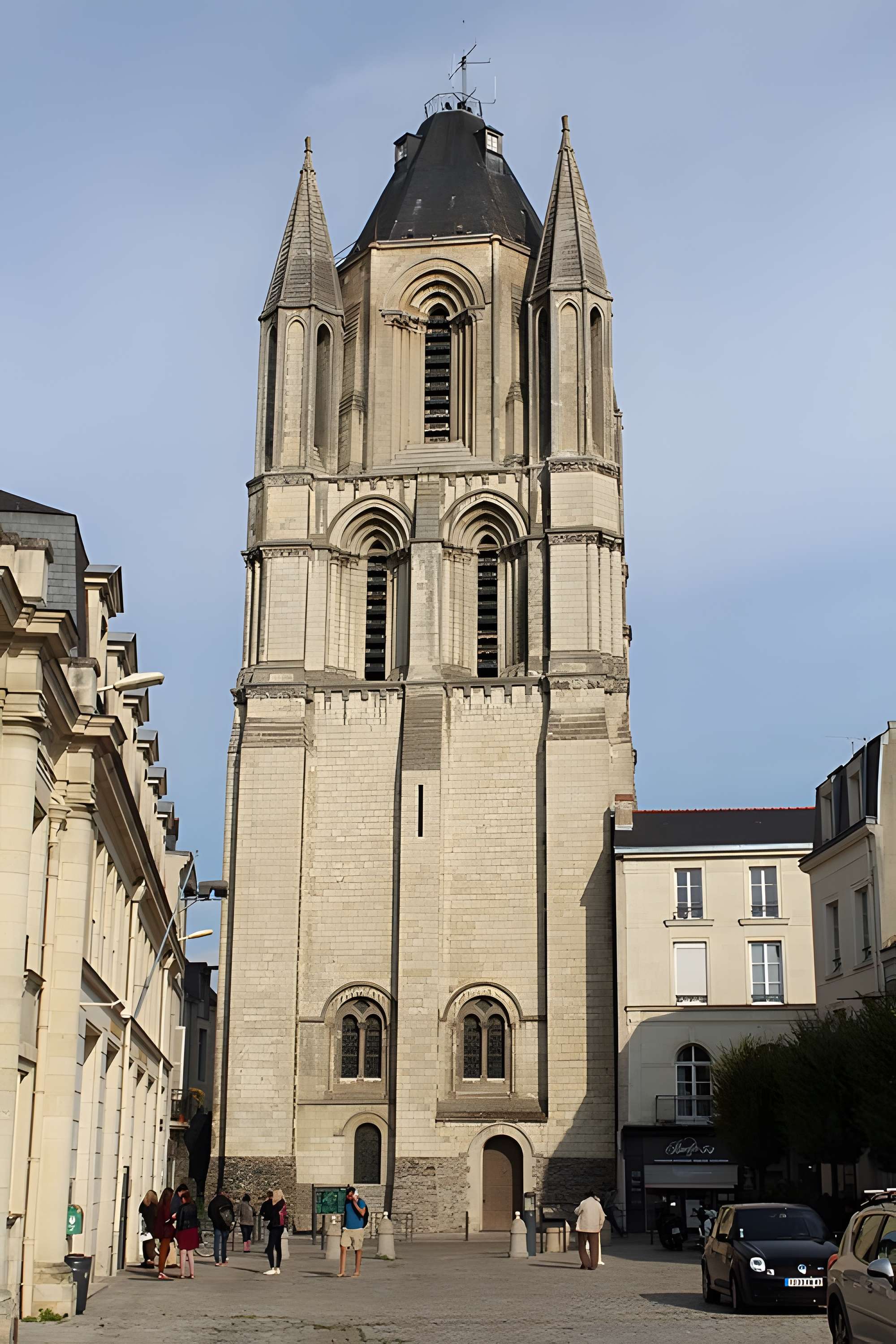 Ancienne abbaye Saint-Aubin, actuelle préfecture