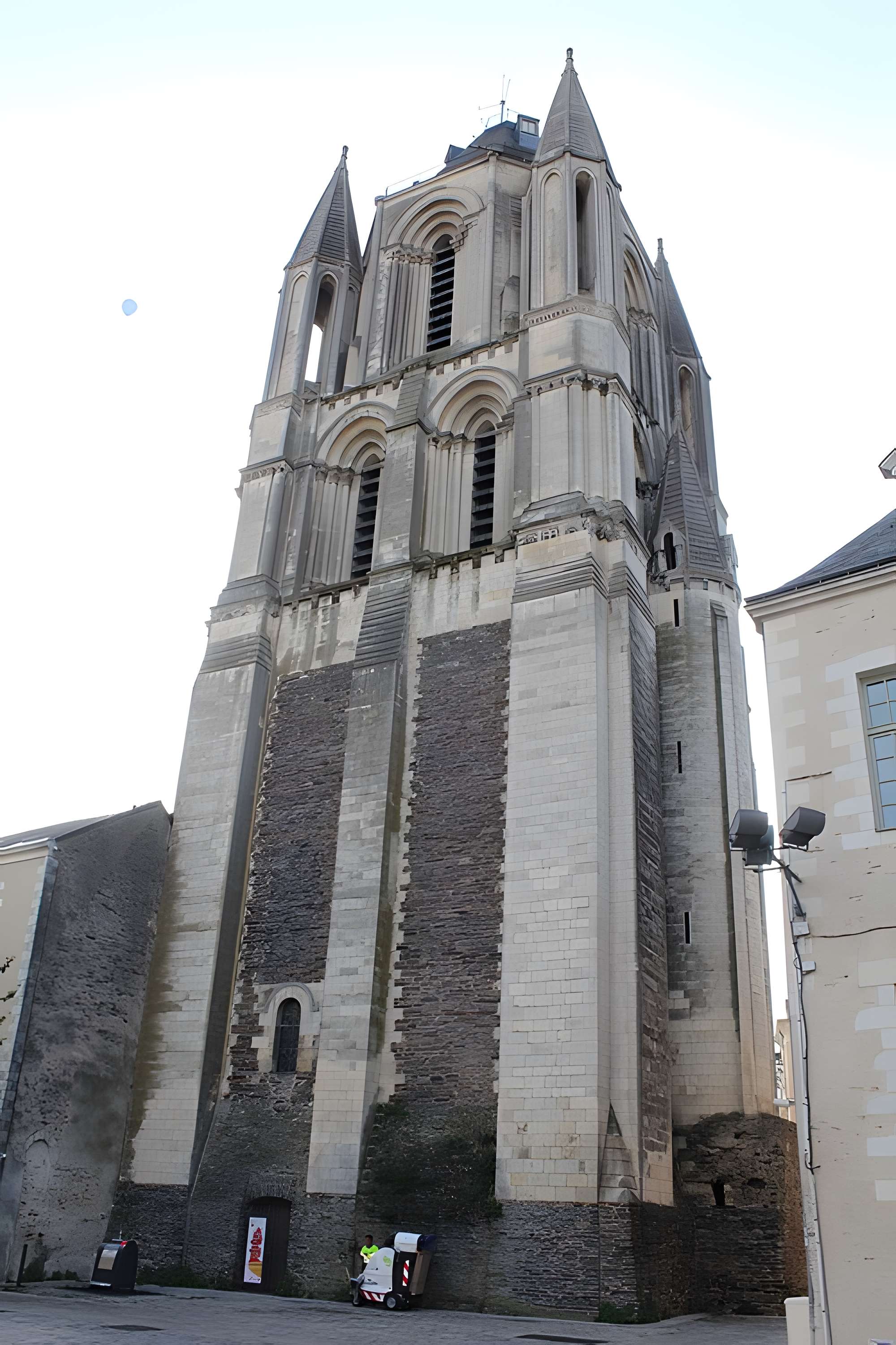 Ancienne abbaye Saint-Aubin, actuelle préfecture
