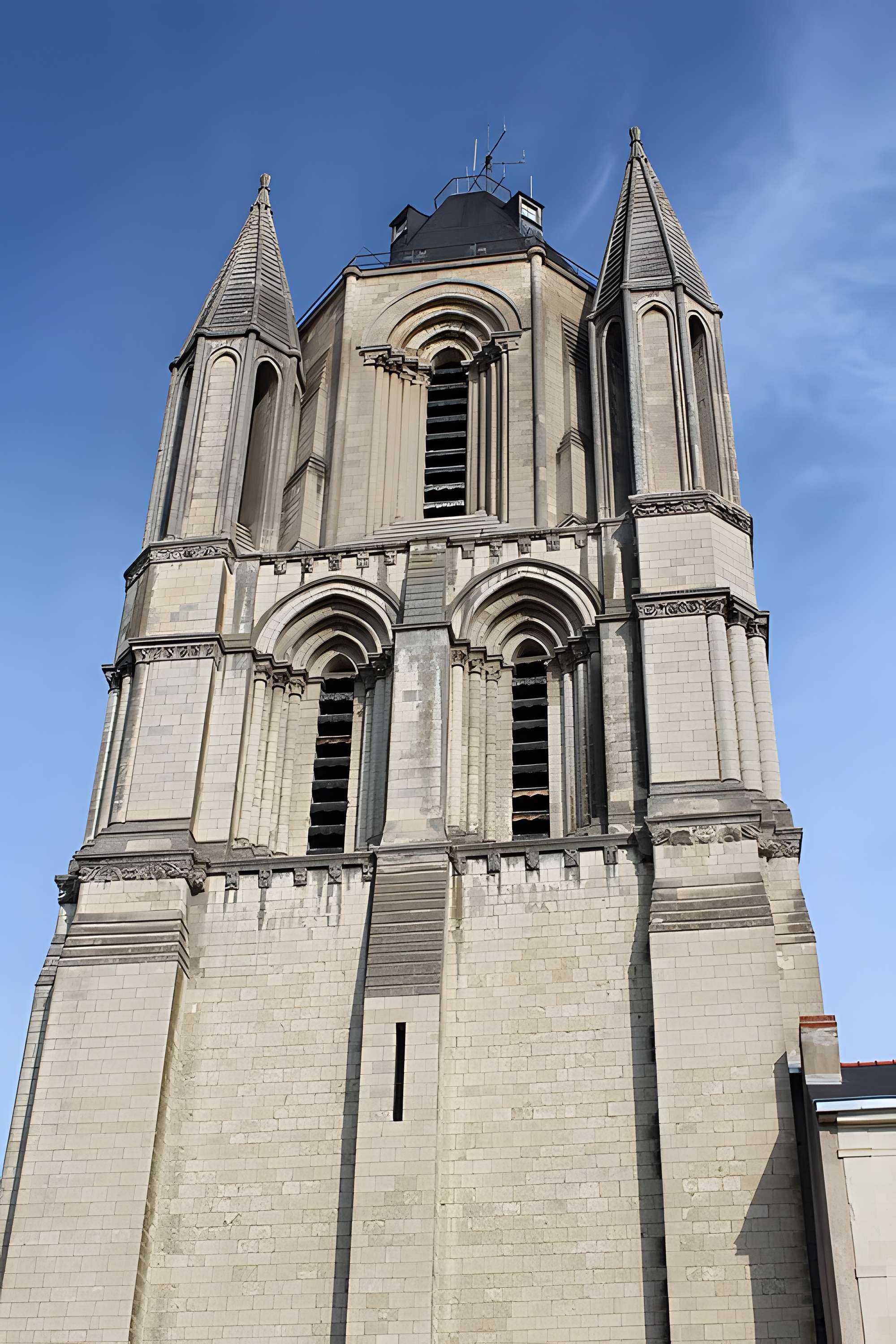 Ancienne abbaye Saint-Aubin, actuelle préfecture