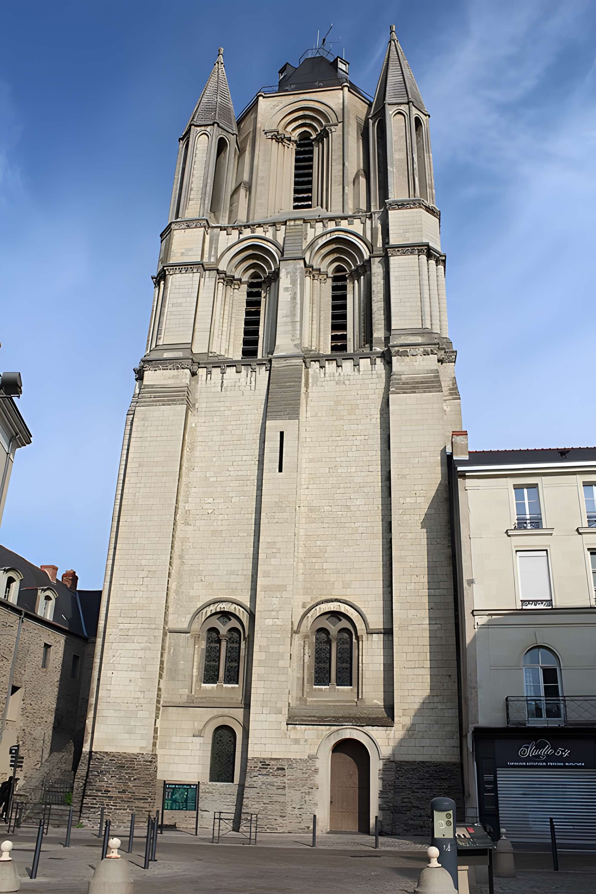 Ancienne abbaye Saint-Aubin, actuelle préfecture