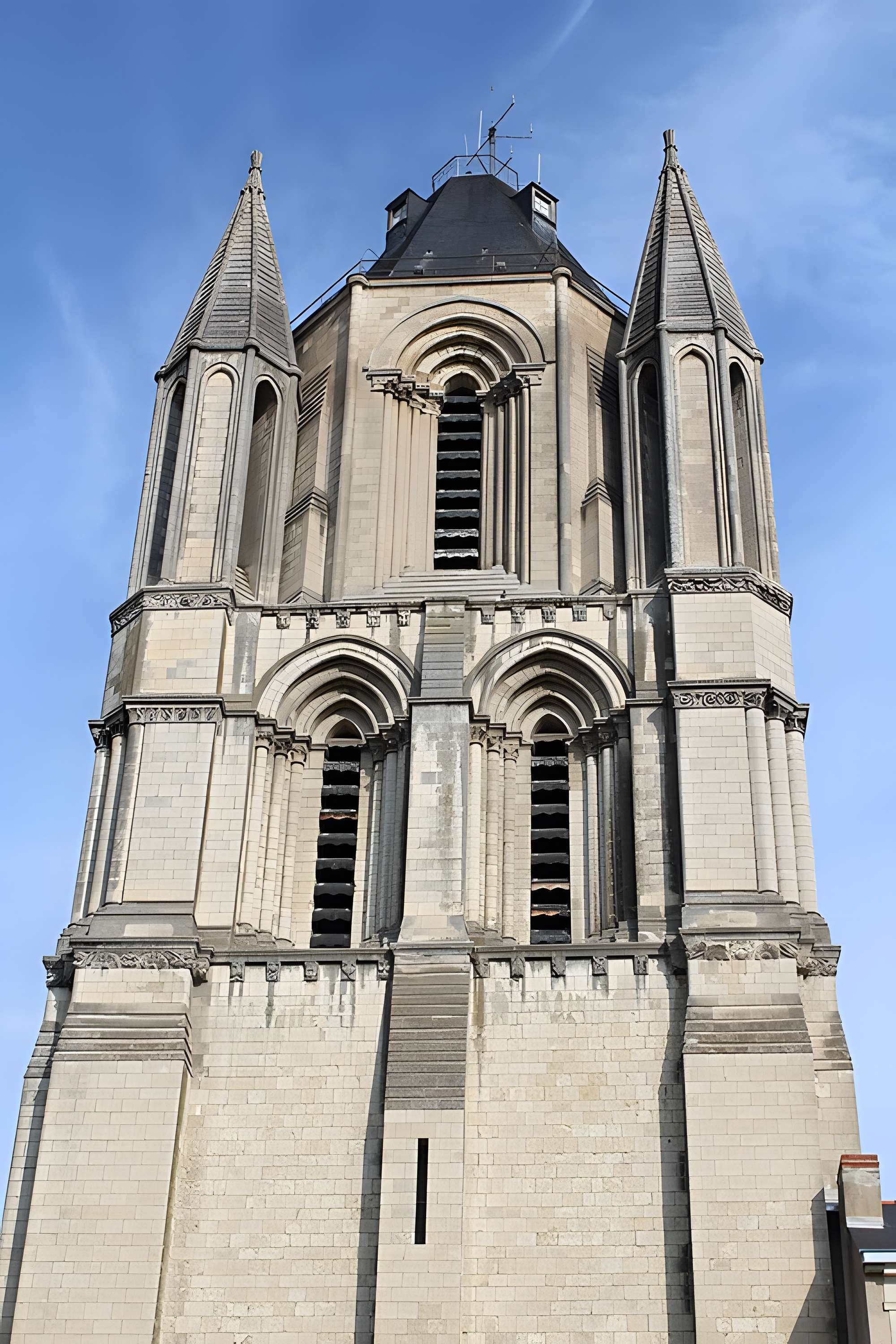 Ancienne abbaye Saint-Aubin, actuelle préfecture