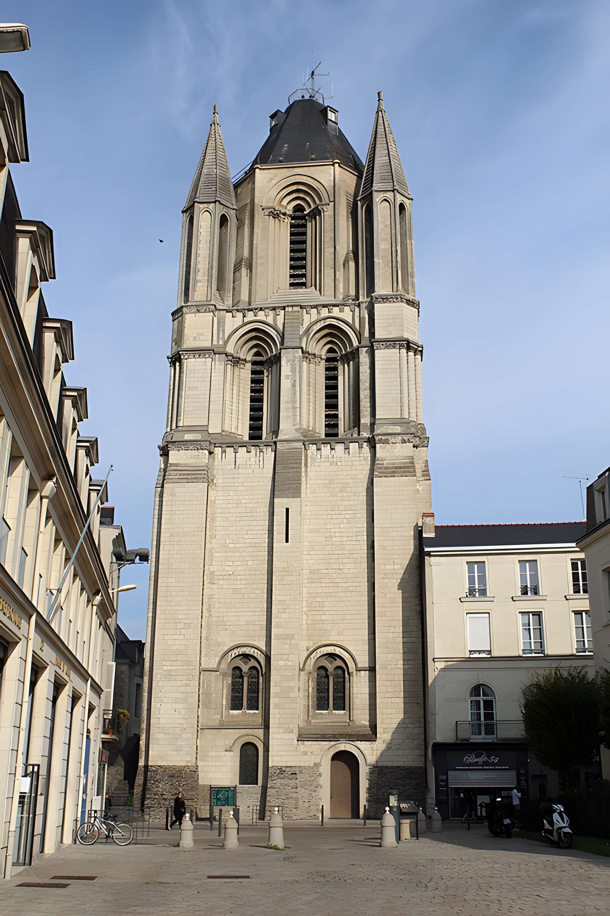 Ancienne abbaye Saint-Aubin, actuelle préfecture