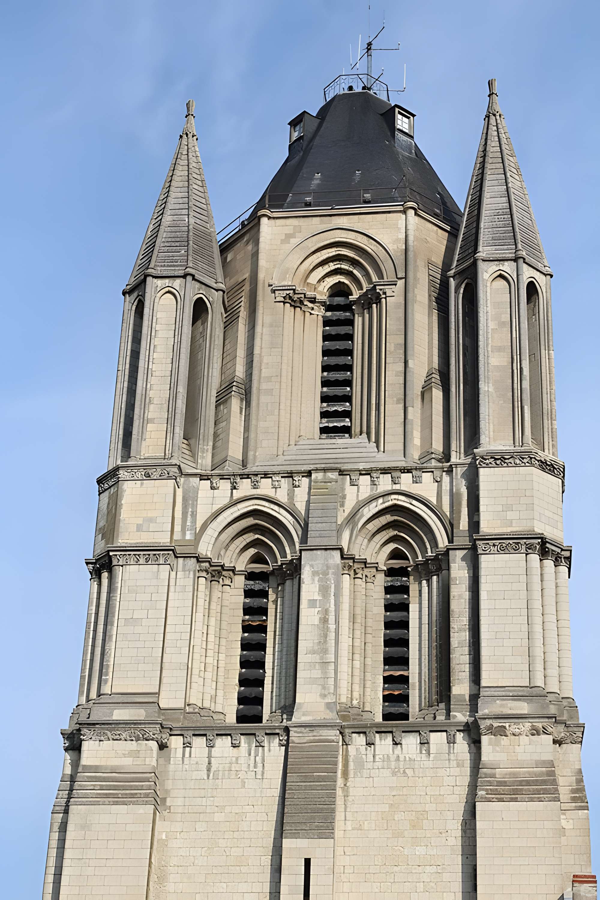 Ancienne abbaye Saint-Aubin, actuelle préfecture
