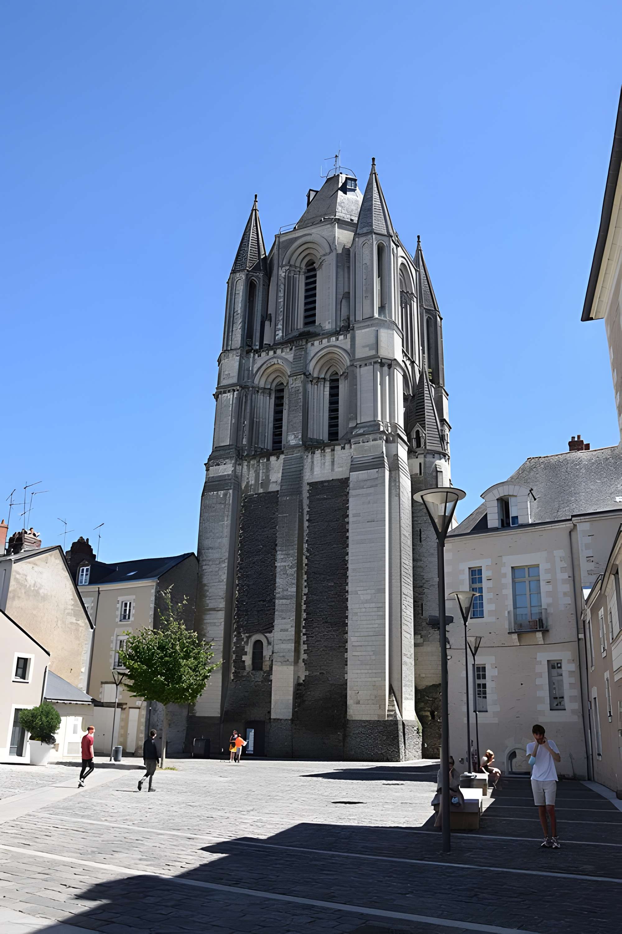 Ancienne abbaye Saint-Aubin, actuelle préfecture