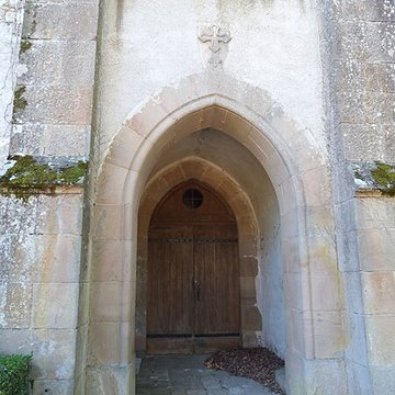 Église Saint-Hippolyte de Monestiés et croix