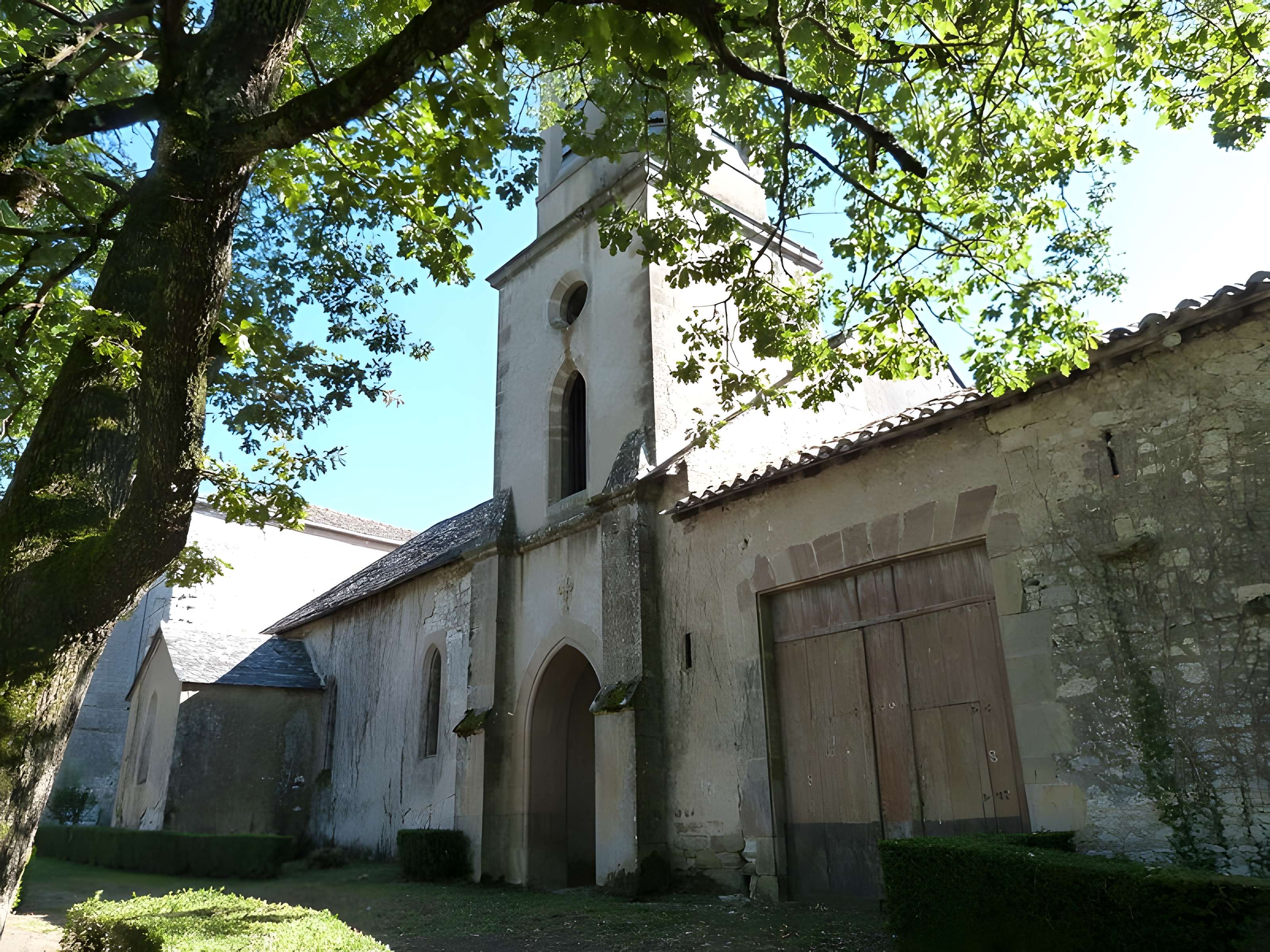 Église Saint-Hippolyte de Monestiés et croix 