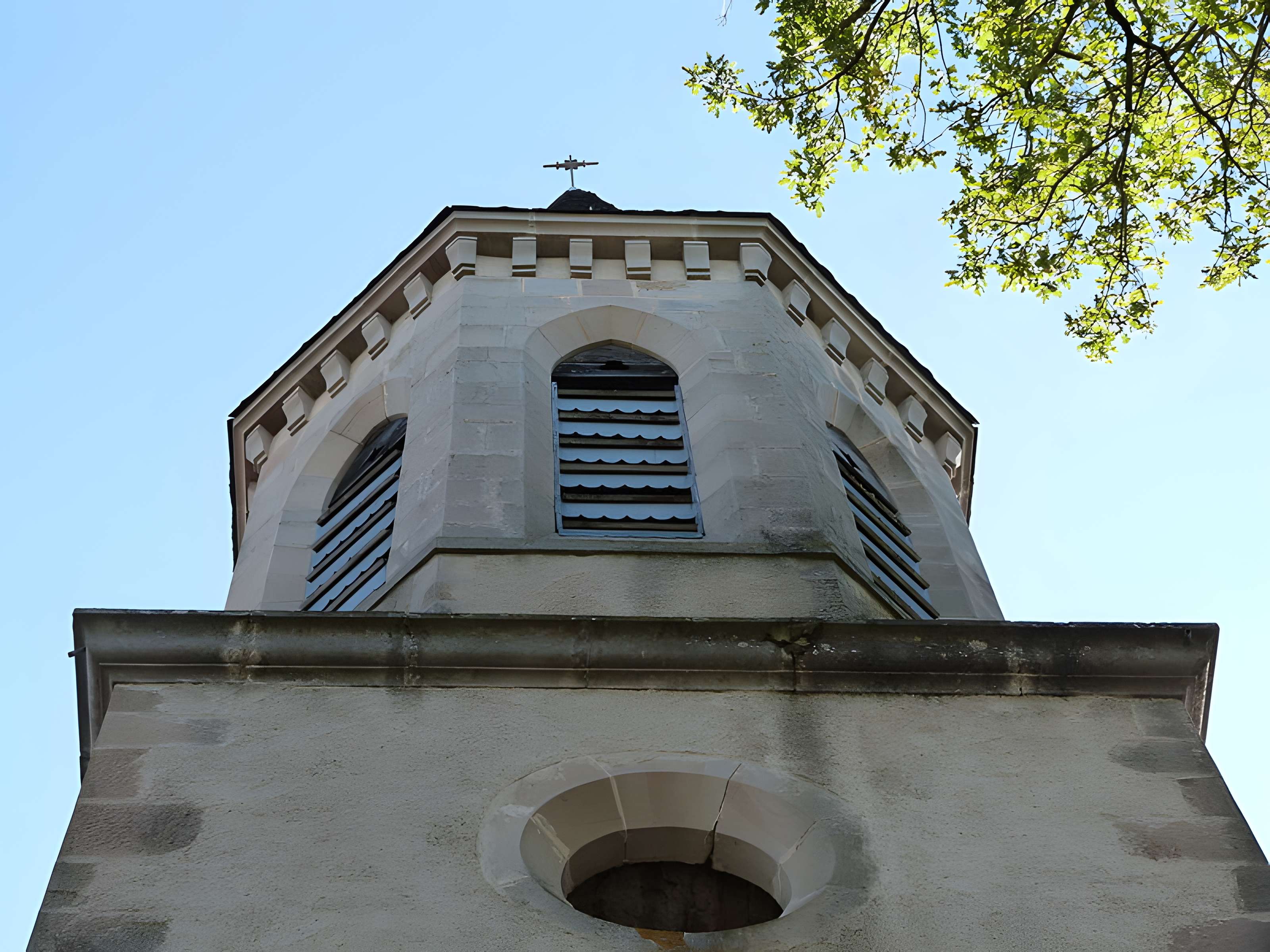 Église Saint-Hippolyte de Monestiés et croix