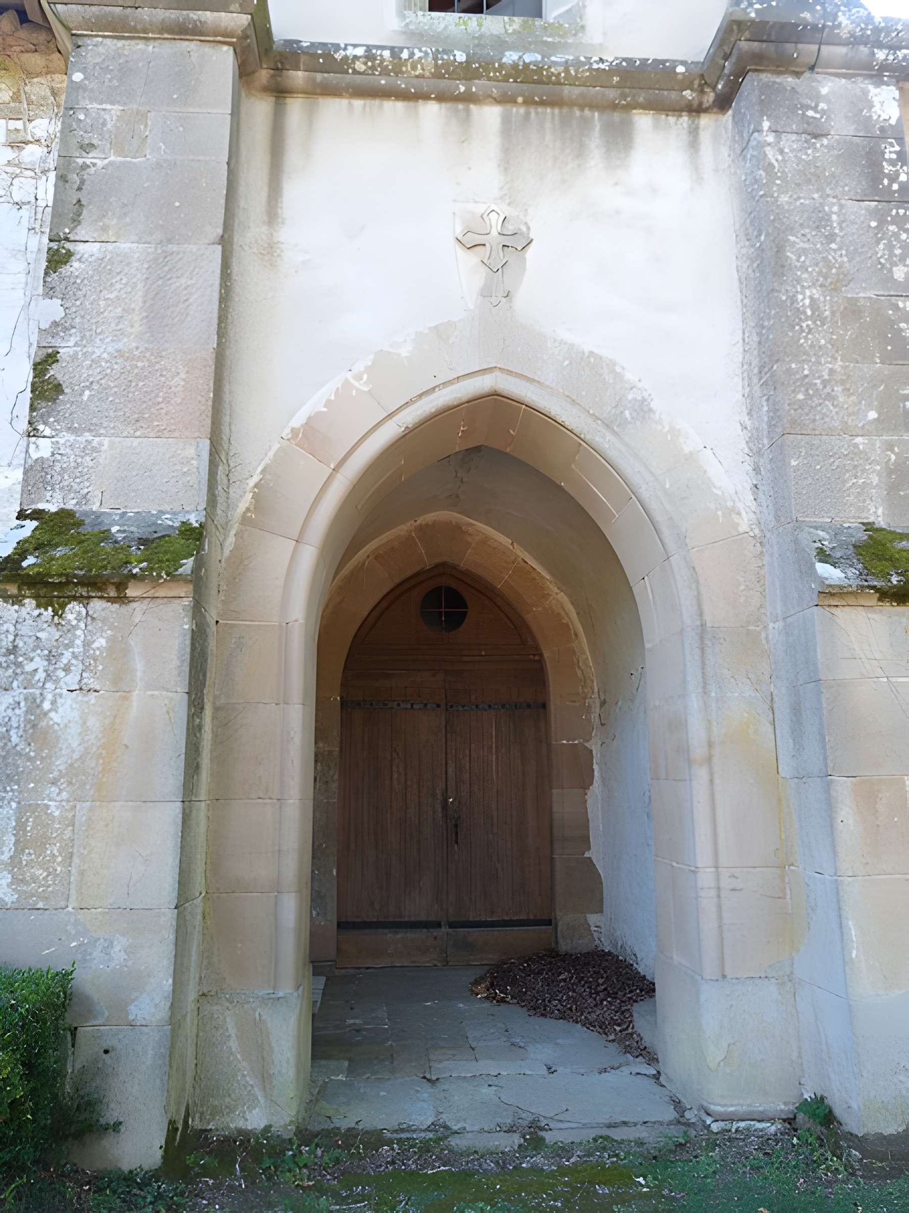Église Saint-Hippolyte de Monestiés et croix