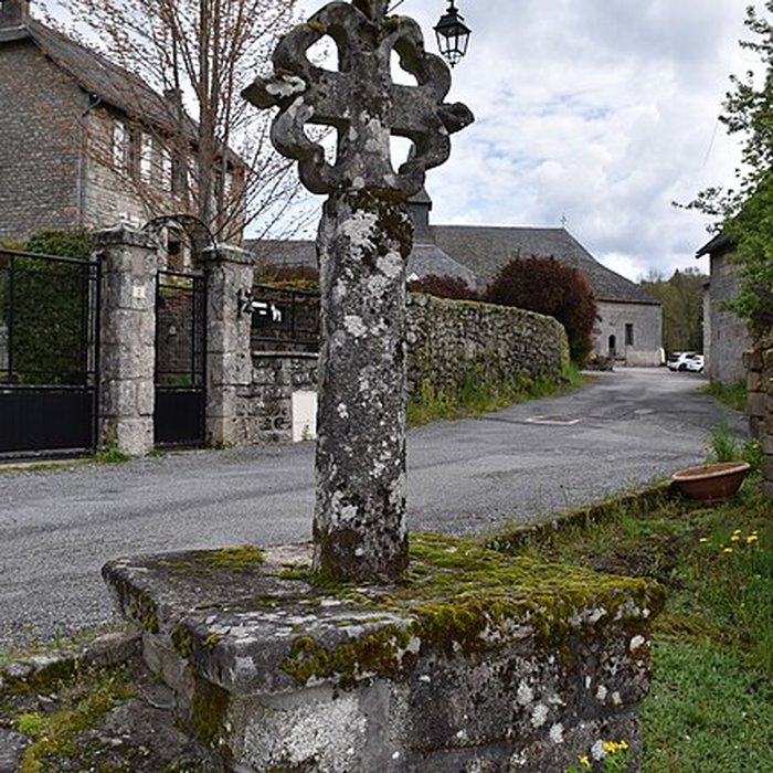 Photo de Église Saint-Jacques de Chaumeil et croix