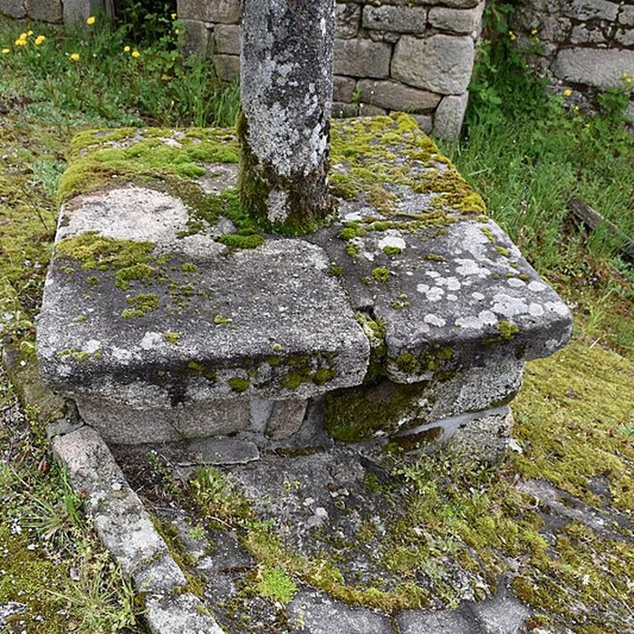 Photo de Église Saint-Jacques de Chaumeil et croix