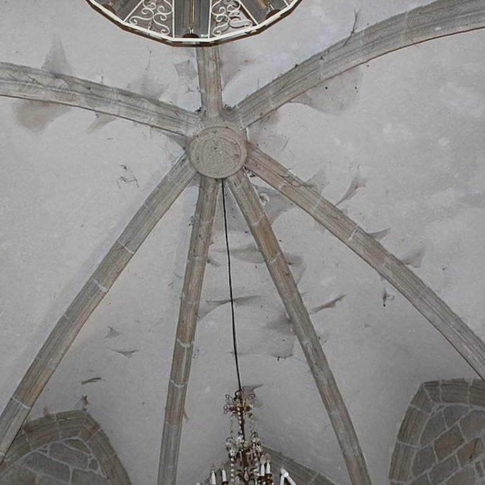 Photo de Église Saint-Jacques de Chaumeil et croix