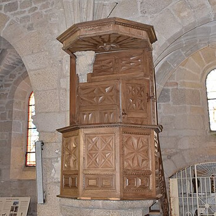 Photo de Église Saint-Jacques de Chaumeil et croix