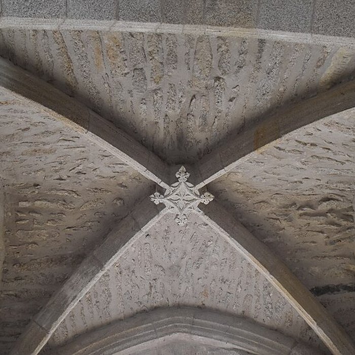 Photo de Église Saint-Jacques de Chaumeil et croix