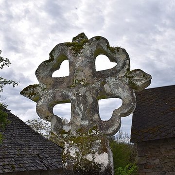 Église Saint-Jacques de Chaumeil et croix