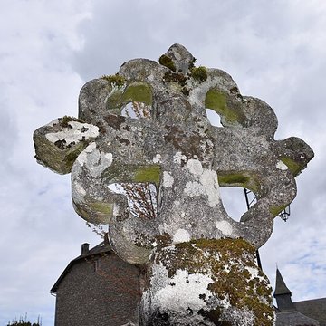 Église Saint-Jacques de Chaumeil et croix