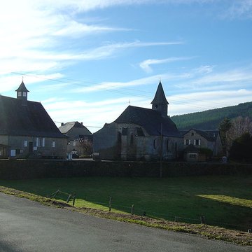Église Saint-Jacques de Chaumeil et croix