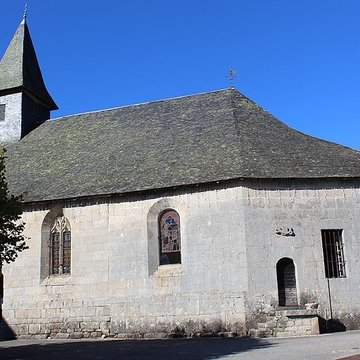 Église Saint-Jacques de Chaumeil et croix