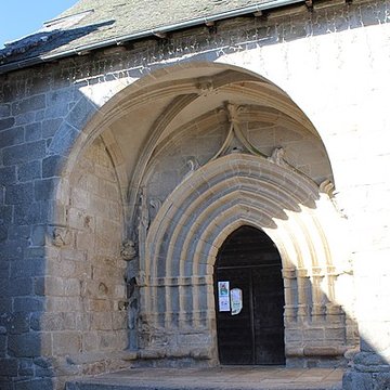 Église Saint-Jacques de Chaumeil et croix