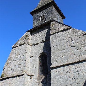 Église Saint-Jacques de Chaumeil et croix
