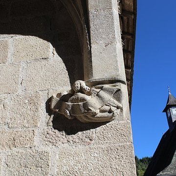 Église Saint-Jacques de Chaumeil et croix