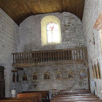 Église Saint-Jacques de Chaumeil et croix