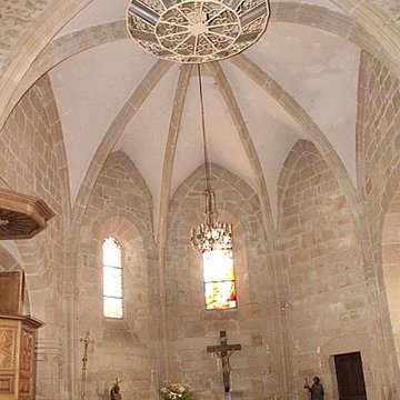 Église Saint-Jacques de Chaumeil et croix