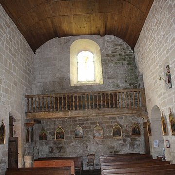 Église Saint-Jacques de Chaumeil et croix