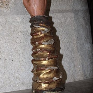 Église Saint-Jacques de Chaumeil et croix