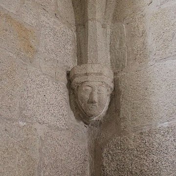 Église Saint-Jacques de Chaumeil et croix