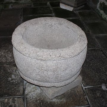 Église Saint-Jacques de Chaumeil et croix