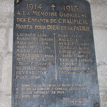 Église Saint-Jacques de Chaumeil et croix