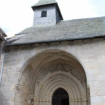 Église Saint-Jacques de Chaumeil et croix